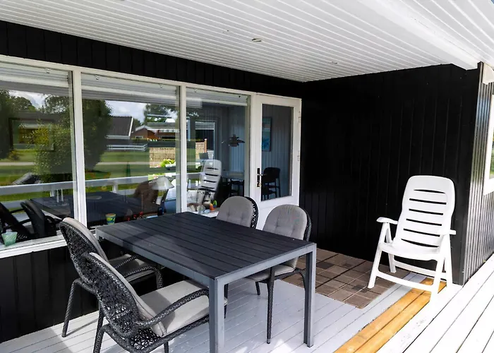 Summer House With 100 M To The Sea In North Funen Semesterbostad
