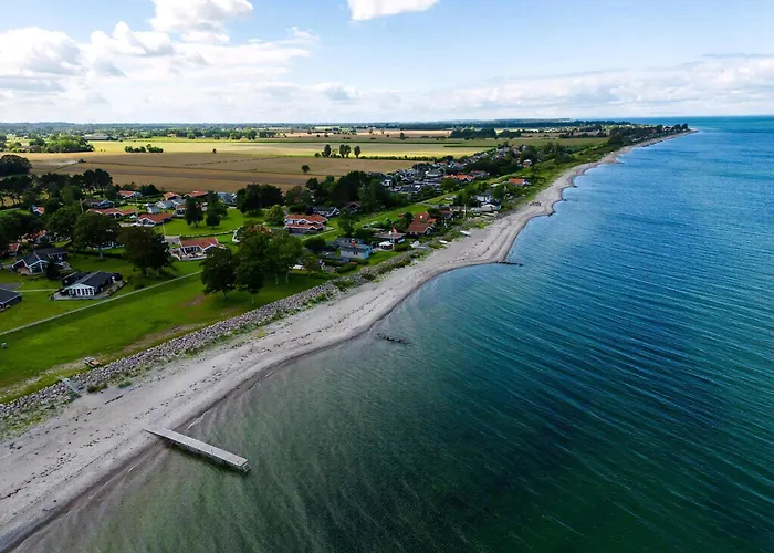 Summer House With 100 M To The Sea In North Funen Semesterbostad